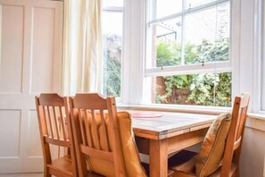 Dining - Cozy Edinburgh Flat - 2 Double bedrooms (Edinburgh)