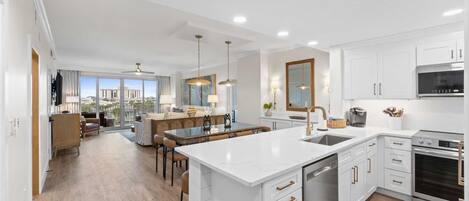 Réfrigérateur, micro-ondes, four, plaque de cuisson