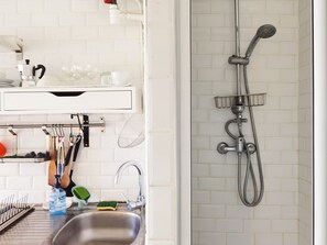 Shower, hair dryer, towels, soap - Charming Left Bank Studio /Elevator/Near Seine (Paris)