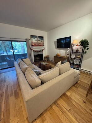 Living area - Serene 2-bedroom condo in Eagle-Vail, perfect for a fun getaway (Avon)