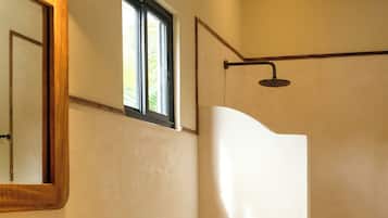 Penthouse Mewah, pemandangan kebun | Kamar mandi | Shower, perlengkapan mandi gratis, pengering rambut, dan handuk
