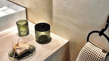 Luxury Penthouse, Garden View | Bathroom | Shower, free toiletries, hair dryer, towels