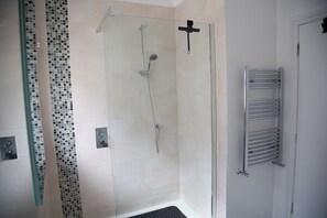 Een douche, een haardroger, een bidet, handdoeken