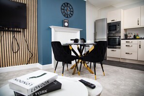 Dining - Luxury 2 BED near tube station (London)