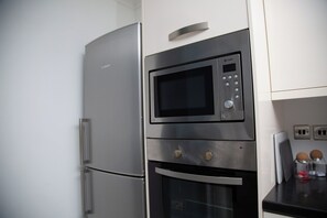 Microwave, oven, stovetop - Luxury 2 BED near tube station (London)