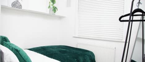 2 bedrooms, iron/ironing board, Internet, bed sheets
