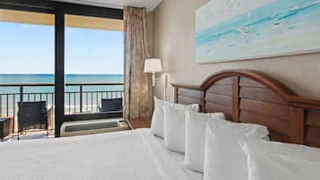 Suite, 1 très grand lit et 1 canapé-lit, vue océan (Oceanfront 1 Bedroom Suite w/King) | Coffres-forts dans les chambres, fer et planche à repasser