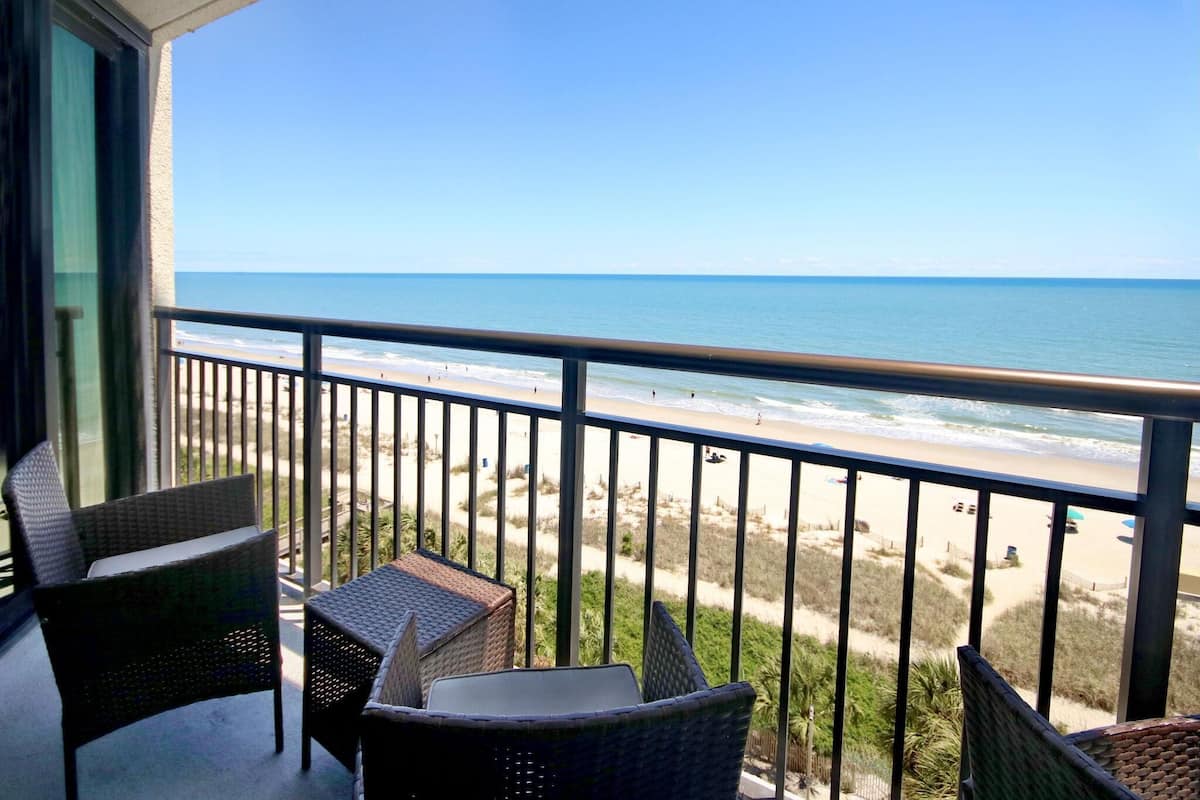 Suite, 1 cama de matrimonio grande con sofá cama, vistas al mar (Oceanfront 1 Bedroom Suite w/King) | Jardines del alojamiento