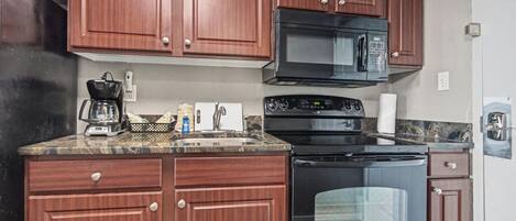 Double Room, 2 Queen Beds, Kitchen, Ocean View | Private kitchen