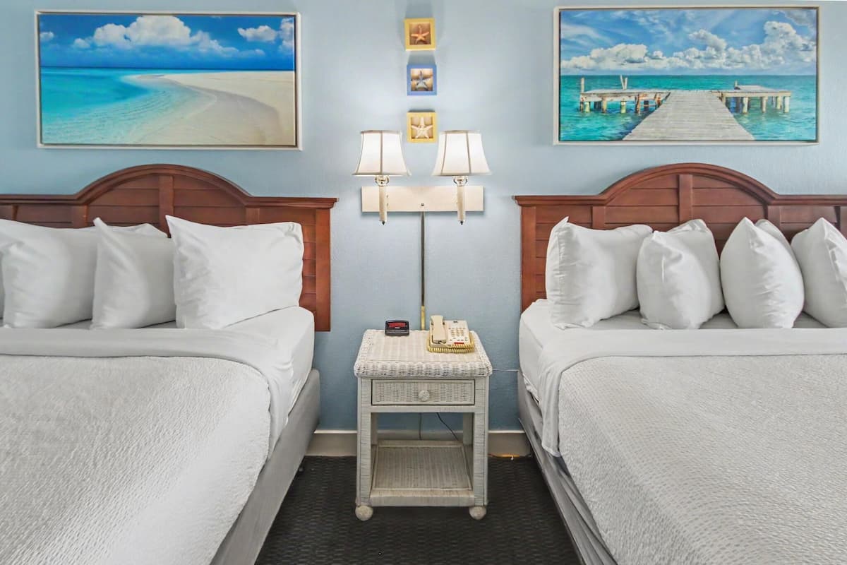 Suite, varias camas, vistas al mar (Queen Suite) | Caja fuerte, tabla de planchar con plancha, wifi gratis