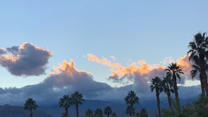 A residential area with houses, palm trees, and a mountainous backdrop. - Coachella @ Marriott’s Palm Desert Villas II, One bedroom/Kitchen on golf course (Palm Desert)