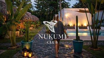 Luksus-loftsleilighet, hageutsikt | Basseng | Utendørsbasseng