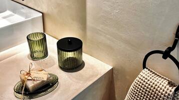 Luxury Penthouse, Garden View | Bathroom | Shower, free toiletries, hair dryer, towels