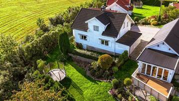 Familie-småhus, balkong, hageutsikt | Eksteriør