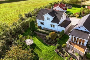Casa de campo familiar, balcón, vista al jardín | Exterior