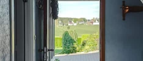 Familjestuga - balkong - utsikt mot trÀdgÄrden | Interiör