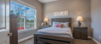 Heart of the Lake! Sleeps 18 in Redhead Cove