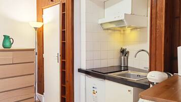 Kühlschrank, Mikrowelle, Herdplatte, Wasserkocher mit Kaffee-/Teezubehör