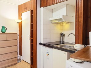 Kühlschrank, Mikrowelle, Herdplatte, Wasserkocher mit Kaffee-/Teezubehör