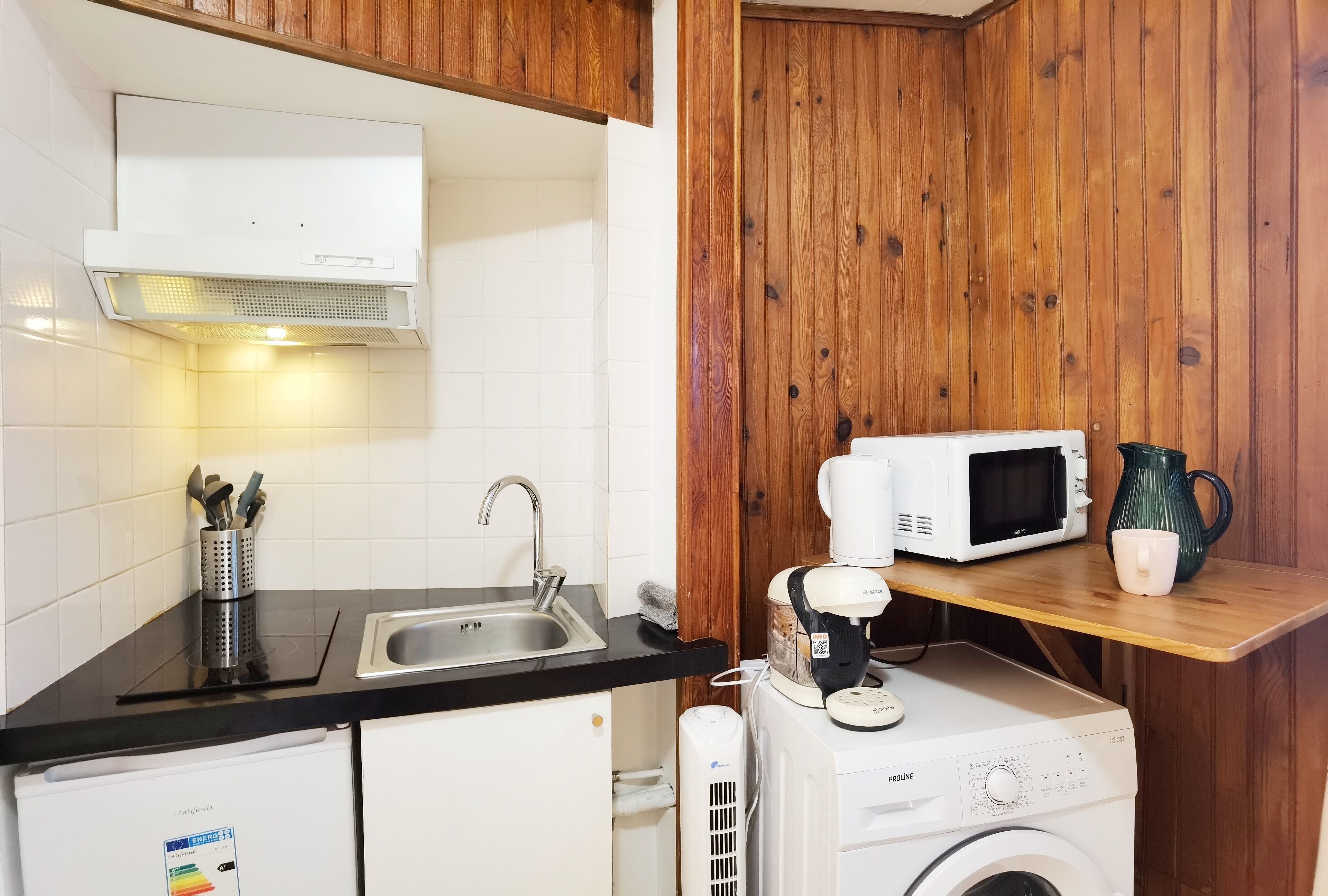 Kühlschrank, Mikrowelle, Herdplatte, Wasserkocher mit Kaffee-/Teezubehör