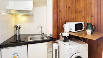 Kühlschrank, Mikrowelle, Herdplatte, Wasserkocher mit Kaffee-/Teezubehör