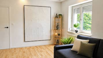 Deluxe-Apartment, Balkon, Gartenblick | Wohnbereich | Flachbildfernseher