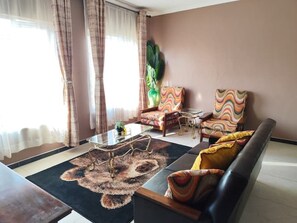 Living area - Spacious Suburban Flat with Self Check-In (Harare)