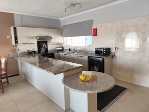 Private kitchen - Spacious Suburban Flat with Self Check-In (Harare)