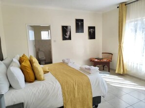 2 bedrooms, iron/ironing board, WiFi, bed sheets - Spacious Suburban Flat with Self Check-In (Harare)