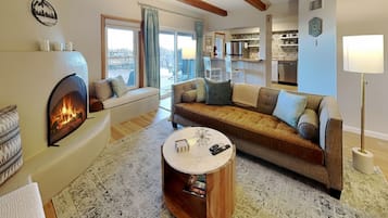 Condo (2 Bedrooms) | Front of property