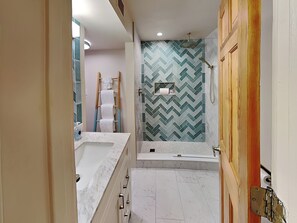 Condo (2 Bedrooms) | Property amenity