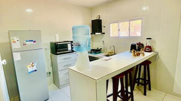 Oven, electric kettle, toaster, cookware/dishes/utensils