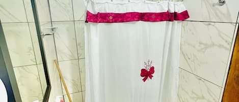 Chuveiro, bidê, toalhas de banho, sabonete