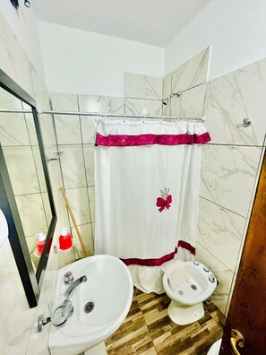 Douche, bidet, serviettes fournies, savon