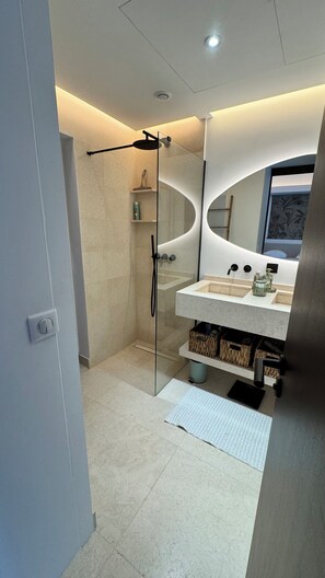 Douche, sèche-cheveux, serviettes fournies, savon