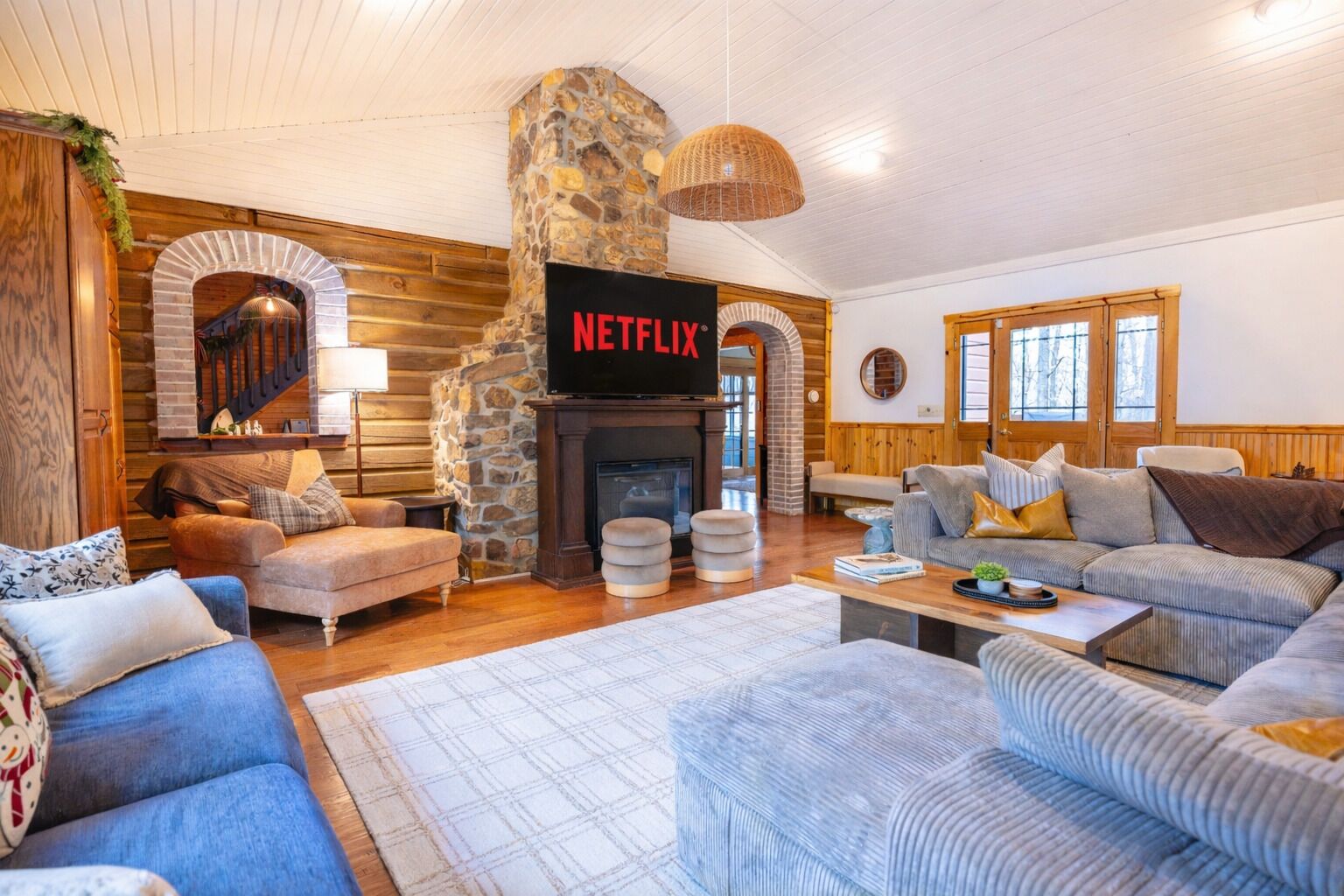 Smart-TV, Kamin, Videospiele, Tischtennisplatte