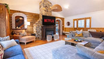 Een smart-tv, een open haard, videogames en een tafeltennistafel