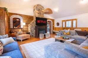 Smart TV, caminetto, videogiochi, tavolo da ping pong