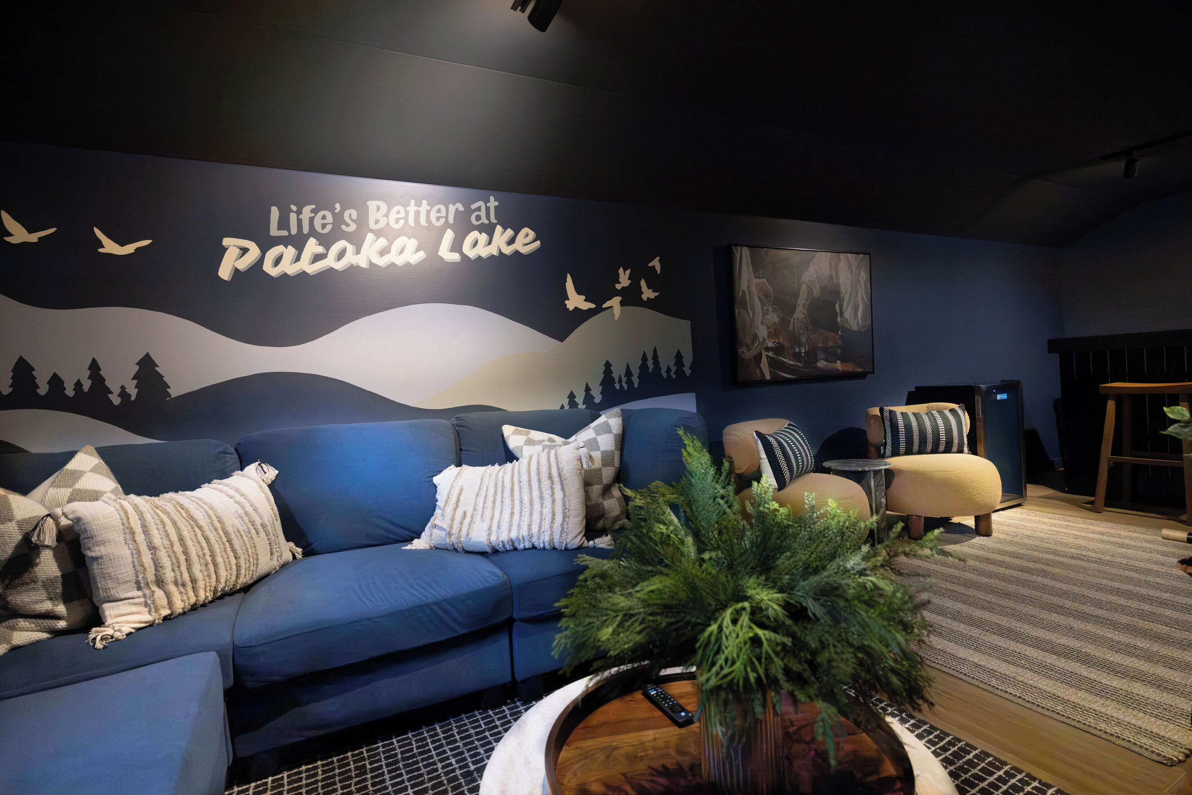 Smart TV, caminetto, videogiochi, tavolo da ping pong