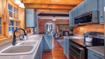 Een koelkast, een magnetron, een oven, een kookplaat