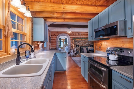 Fridge, microwave, oven, stovetop. Lux Cabin - Hot tub, Barn Game/Movie Room, Fire Pit