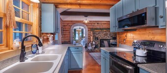 Cliffton House - A Woodland Retreat near Patoka Lake. Hot tub, game room.