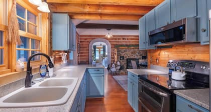 Cliffton House - A Woodland Retreat near Patoka Lake. Hot tub, game room.