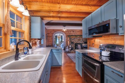 Lux Cabin - Hot tub, Barn Game/Movie Room, Fire Pit
