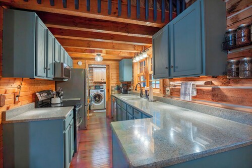 Cliffton House - A Woodland Retreat near French Lick. Hot tub, game room.