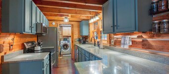 Cliffton House - A Woodland Retreat near French Lick. Hot tub, game room.