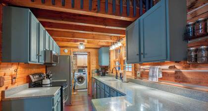 Cliffton House - A Woodland Retreat near French Lick. Hot tub, game room.