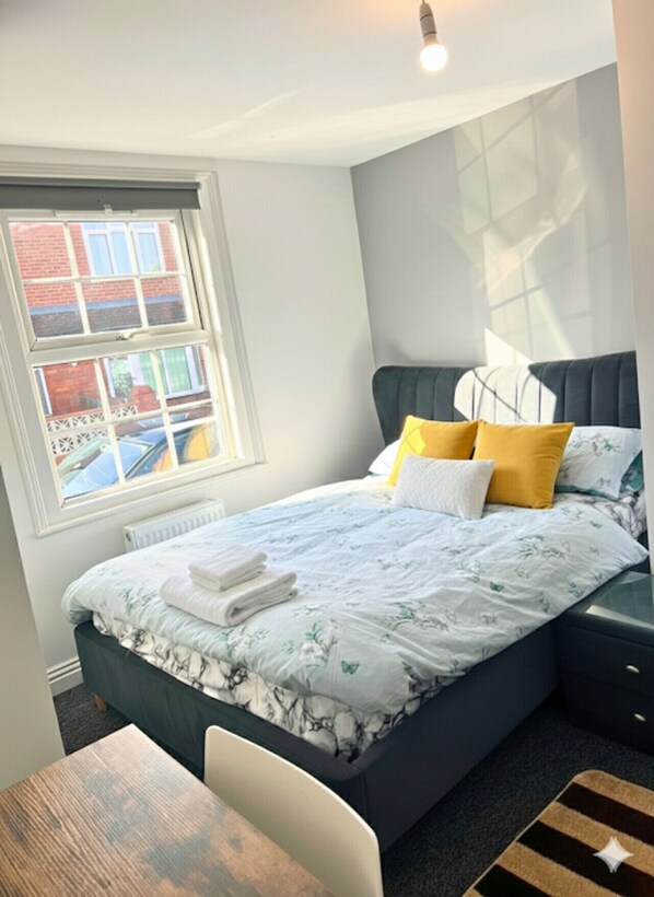 Desk, iron/ironing board, WiFi, bed sheets - Private En-Suite Room in Spacious Reading Home | Shared Kitchen Access (Berkshire)