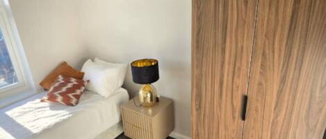 デスク、アイロン / アイロン台、WiFi、ベッドシーツ