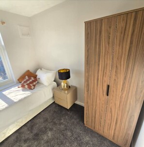 3 bedrooms, desk, iron/ironing board, WiFi - West Midlands Home - 3BR w/FREE Parking and WIFI (West Midlands)